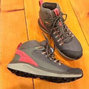 Columbia Trailstorm™ Mid Waterproof Stone Green/Wild Salmon 9.5 D - Wide